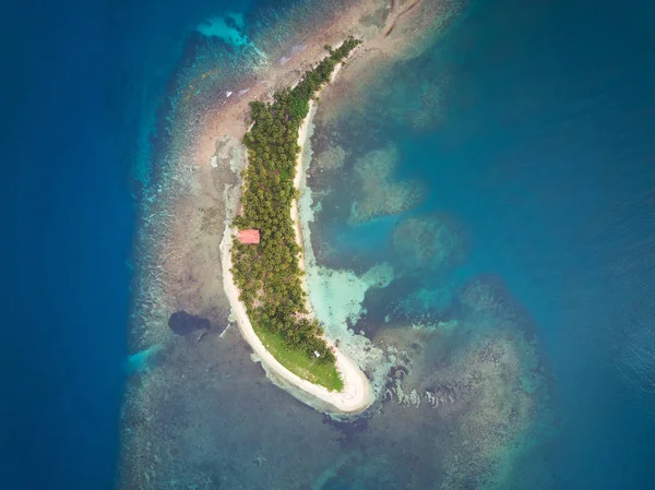 Lunga piccola isola tropicale — Foto Stock