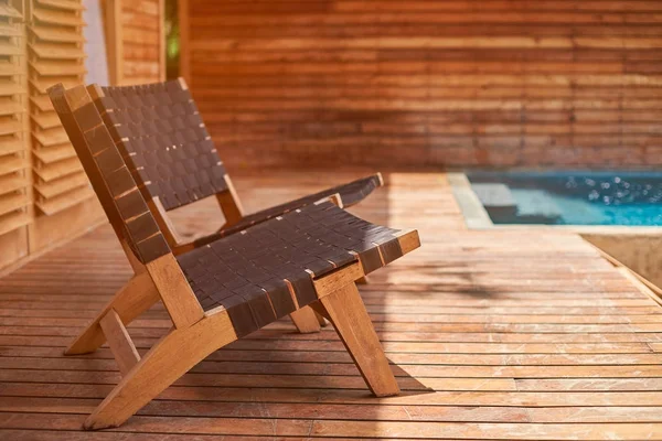 Cadeiras no terraço de madeira — Fotografia de Stock