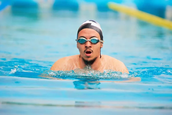 Egy ember úszni a medencében — Stock Fotó