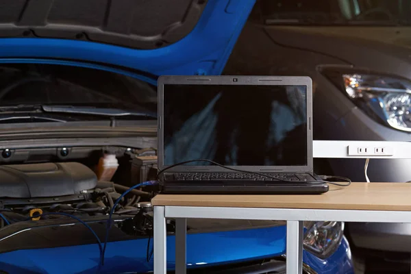 Computer portatile nero per testare il motore dell'auto — Foto Stock