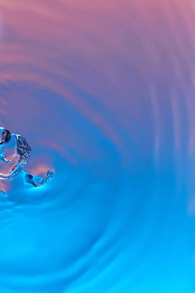 Абстрактная красочная поверхность воды — стоковое фото