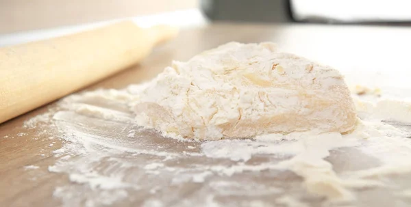 Ciasto na zbliżenie mąki — Zdjęcie stockowe
