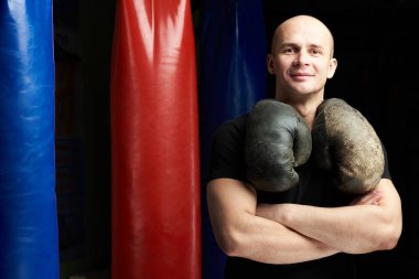 Çapraz kolları olan bir boksörü