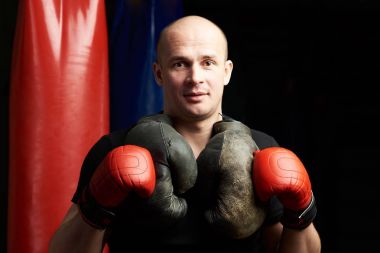 Genç adam boksör headshot