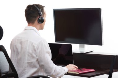 Genç adam ofiste çalışıyor.