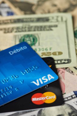 Banka kartları Doları arka plan üzerinde döşeme