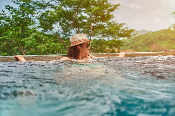 Brunett ung kvinna i poolen — Stockfoto