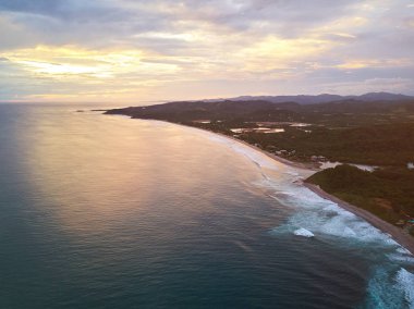 Günbatımı Pasifik Okyanusu üzerinde 