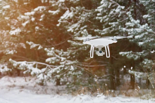 Drone voando no tempo de inverno — Fotografia de Stock