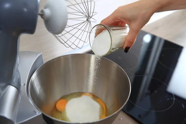 Mujer cocinar pastel — Foto de Stock