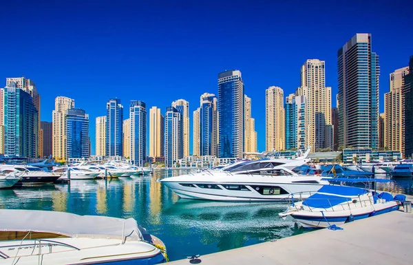 Dubai paisaje urbano soleado — Foto de Stock