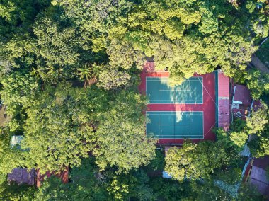Tenis kortları yeşil park