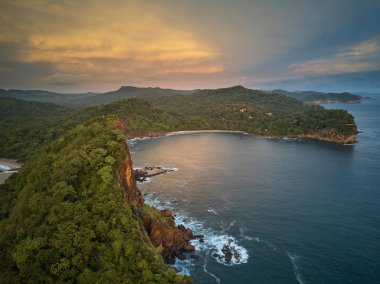 Günbatımı zamanı koyda okyanus