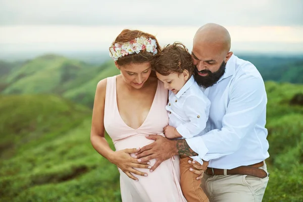 Schwangere mit Familie — Stockfoto