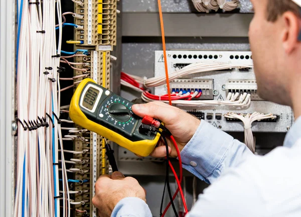 Engineer checking power supply — Stock Photo, Image