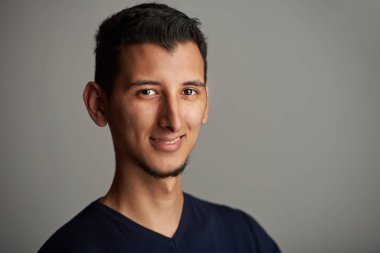 Gülümseyen İspanyol yakışıklı genç