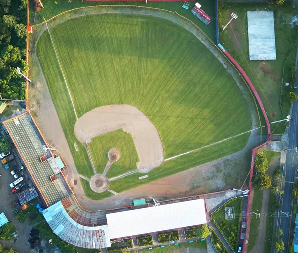 Grama verde no campo de beisebol — Fotografia de Stock