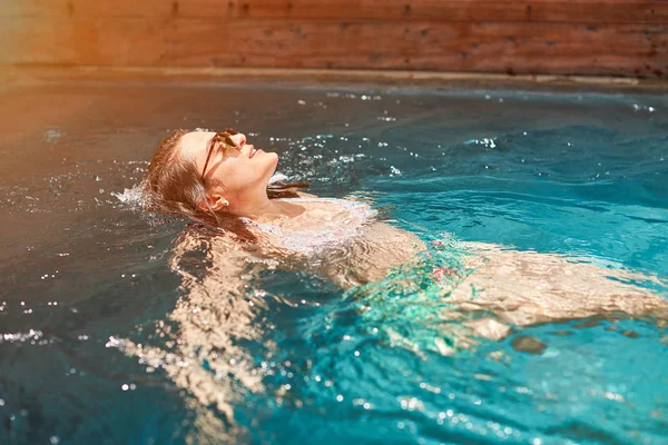 Mujer joven disfrutando del sol — Foto de Stock