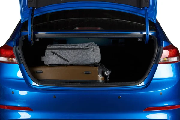Maleta y mochila en el maletero del coche moderno — Foto de Stock