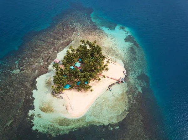 Un'isola tropicale — Foto Stock