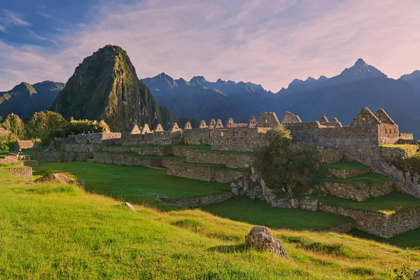 Machu Picchu en luz rosa de la mañana — Foto de Stock