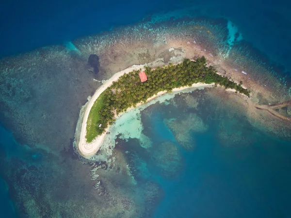 ビューの上の環礁の島 — ストック写真