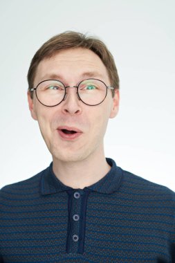 Gözlüklü komik delikanlı