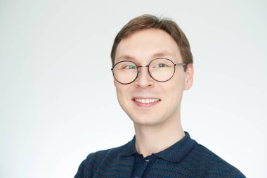 gülümseyen genç adam