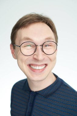 Genç adamın yüzü gülüyor