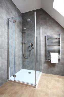 Yeni modern temiz banyo