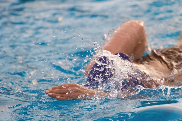 Snabb simning kvinna — Stockfoto