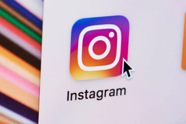 Membuka halaman web Instagram — Stok Foto