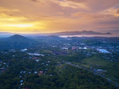 Managua şehir üzerinde gökyüzü günbatımı