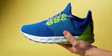 Spor ayakkabı yandan yatıyordu