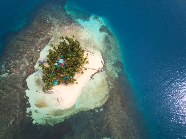 Pequeña isla privada — Foto de Stock