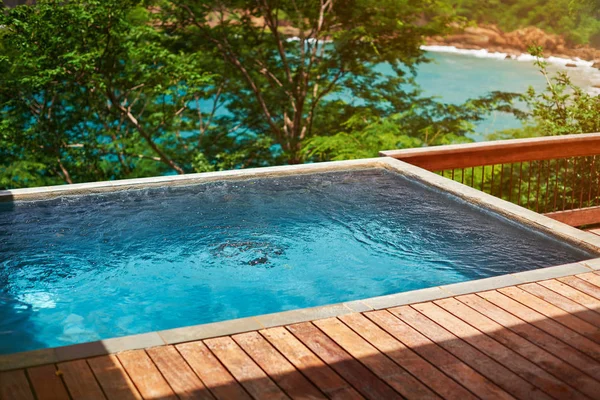 Piscina com água azul limpa — Fotografia de Stock