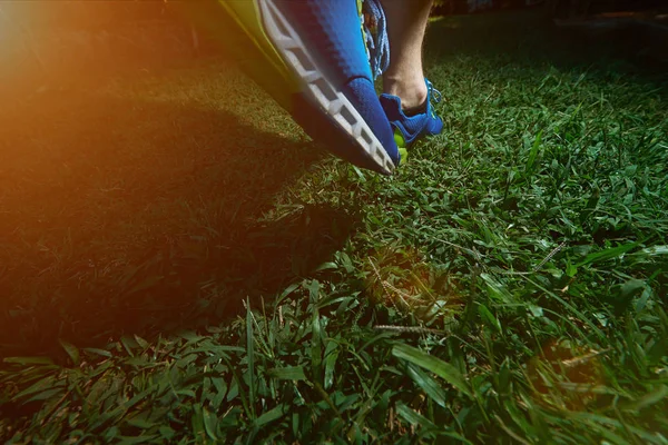 Человек бегает по зеленой траве — стоковое фото