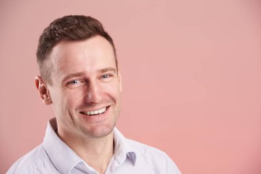 Neşeli gülümseyen genç adam portresi