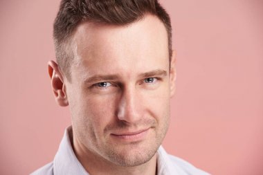 Genç seriuos adam portresi yakın çekim