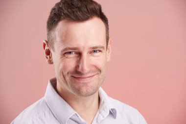 Smling gencin headshot