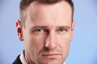 Seriuos adam portresi makro