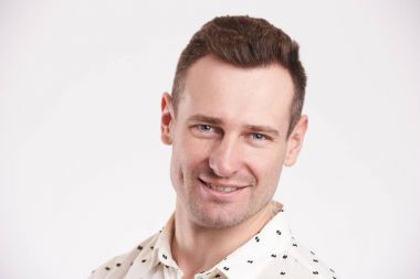 Beyaz genç adam portresi yakın çekim