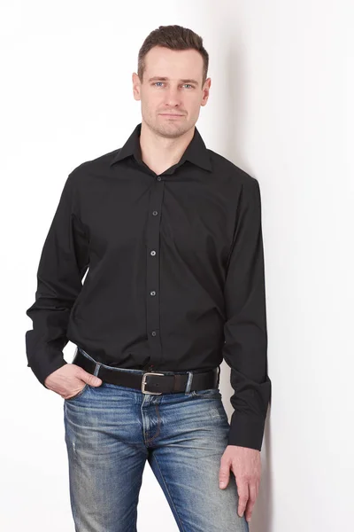 Hombre con camisa negra en jeans — Foto de Stock