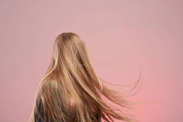 Długie blond kobieta włosy — Zdjęcie stockowe