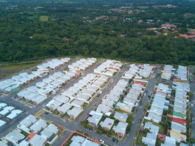 Doğal yeşil renkli bir yerleşim bölgesinde