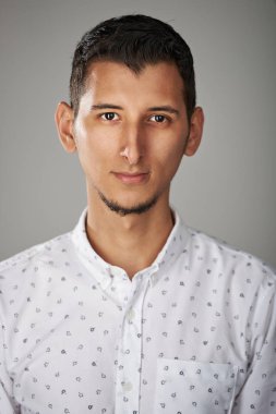 Arap sakallı genç adam