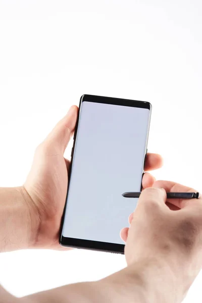 Röra vid smartphone med penna — Stockfoto