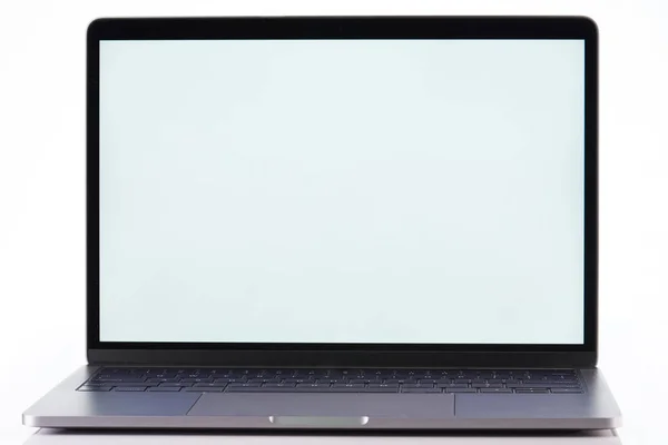 Moderna slim laptop framifrån — Stockfoto