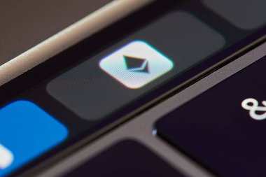 Dokunmatik çubuğunda Etherium simgesi