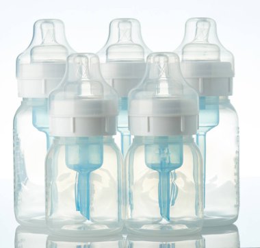 Bebek süt şişeleri kümesi
